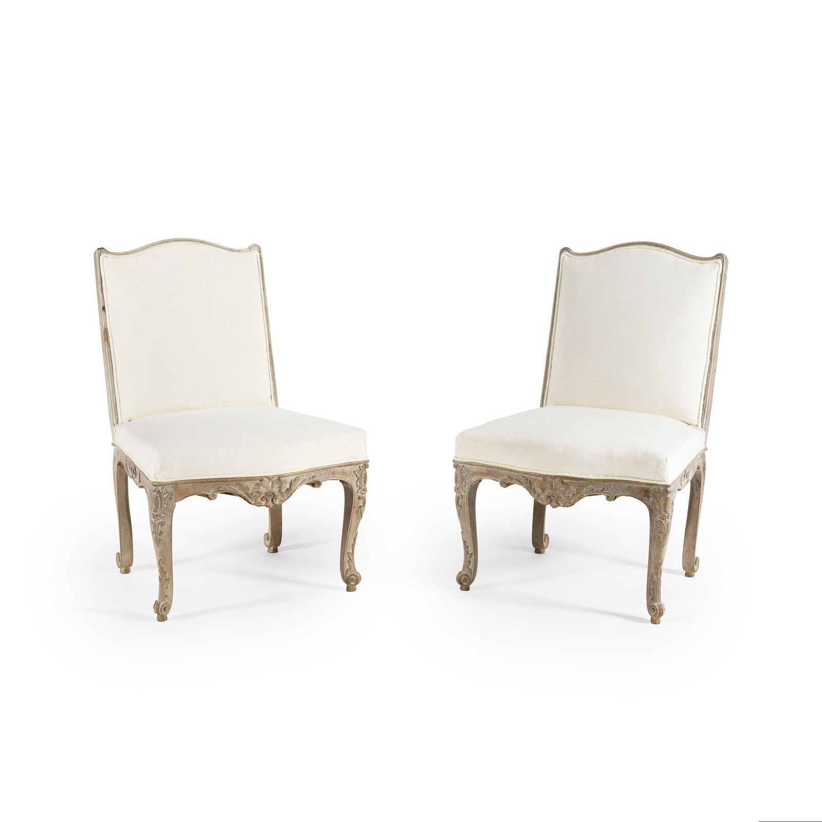 Paire de chaises barrettes en bois repeint gris, Provence du XIXe siècle: Paire de chaises barrettes en bois repeint gris, Provence du XIXe siècle Le dossier partiellement garni, elles reposent sur quatre pieds cambrés sculptés de coquilles et rinceaux. H. 80