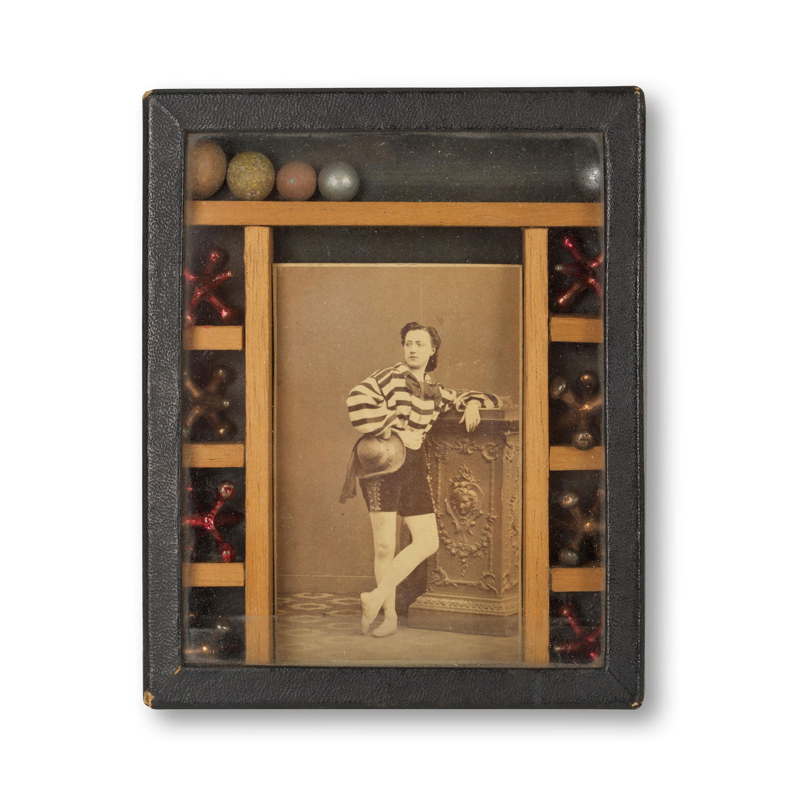 JOSEPH CORNELL (1903-1972) Sans titre: JOSEPH CORNELL (1903-1972) Sans titre boîte en carton, verre, tirage photographique, bois, métal, billes en métal Réalisé en 1933 cardboard box, glass, photographic print, woo