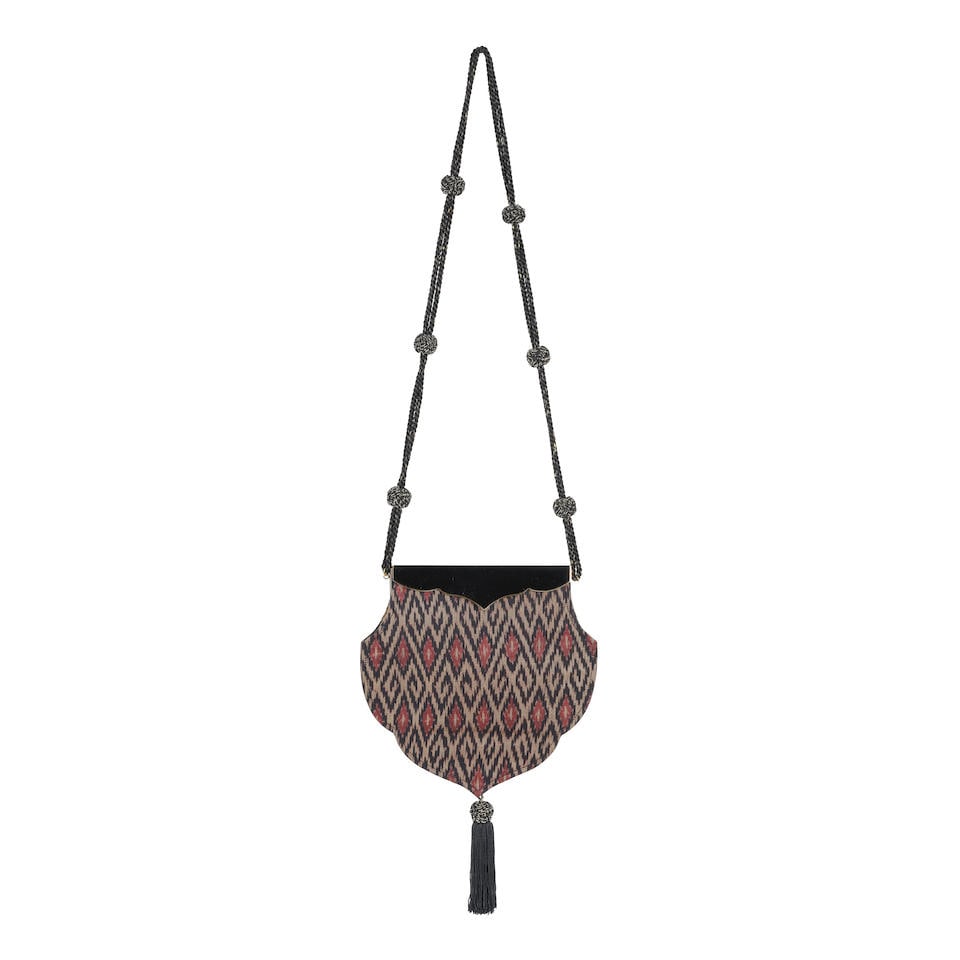 Isabel CANOVAS, circa 1980. Sac écusson.: Isabel CANOVAS, circa 1980. Sac écusson. En soie imprimée à motif psychédélique noir, rouge, fermoir rigide en métal doré émaillé noir, anse d'épaule 