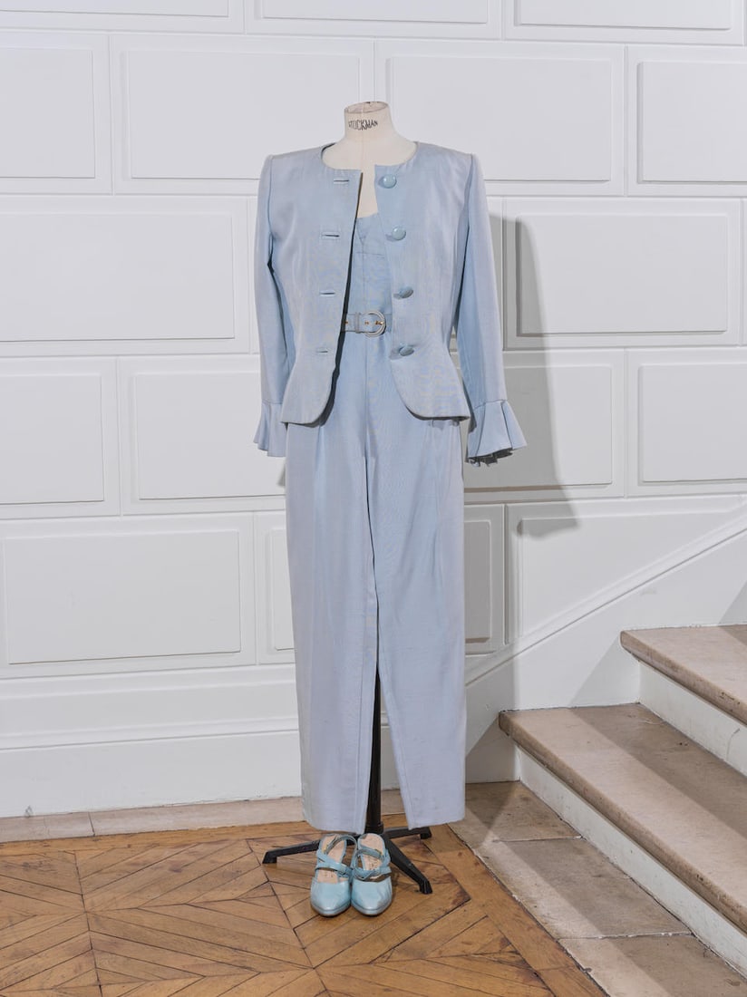 GIVENCHY, collection Haute Couture, circa 1985. Ensemble jump suit, veste et souliers en soie bl...: GIVENCHY, collection Haute Couture, circa 1985. Ensemble jump suit, veste et souliers en soie bleu ciel. Jumpsuit sans manches, encolure en V, pantalon droit, ceinture, veste à simple boutonnage,