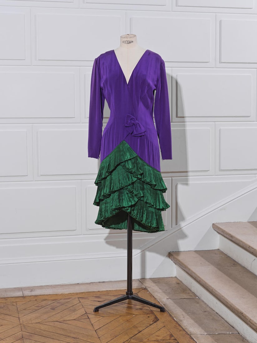 Guy LAROCHE, collection Haute Couture, circa 1985. Robe de cocktail violette et verte. Prototype...: Guy LAROCHE, collection Haute Couture, circa 1985. Robe de cocktail violette et verte. Prototype du défilé EN jersey de soie violette, encolure V, manches longues, jupe en taffetas pliss