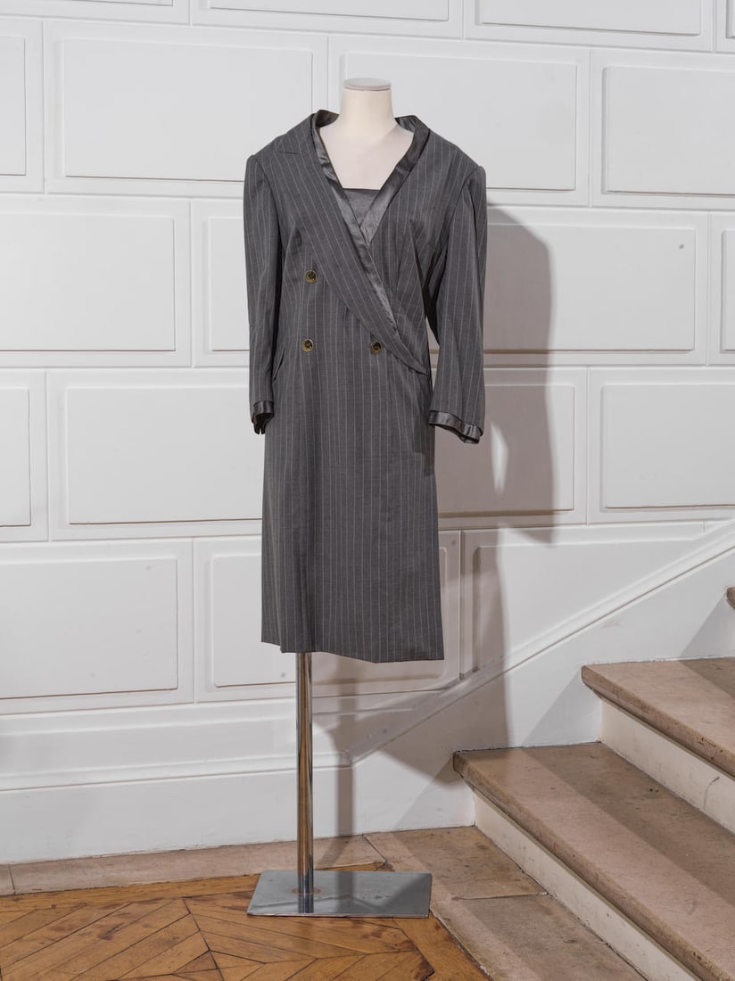 GIVENCHY, collection Haute Couture, circa 1998/2000. Robe en crêpe de soie grise à ray...: GIVENCHY, collection Haute Couture, circa 1998/2000. Robe en crêpe de soie grise à rayures blanches. Directeur artistique: Alexander McQUEEN D'inspiration veste de costume croisée, un c