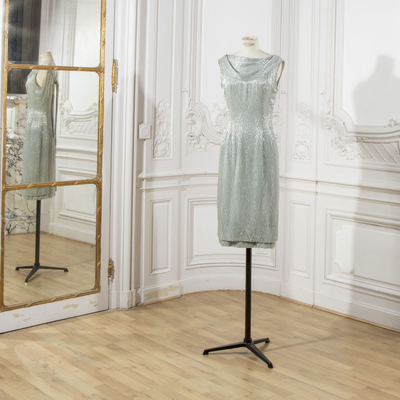 Guy LAROCHE, collection Haute Couture, Automne-Hiver 1960. Robe de cocktail en mousseline de soi...: Guy LAROCHE, collection Haute Couture, Automne-Hiver 1960. Robe de cocktail en mousseline de soie bleue ciel entièrement rebrodée de perles tubulaires.. La broderie simulant la moire, haut &