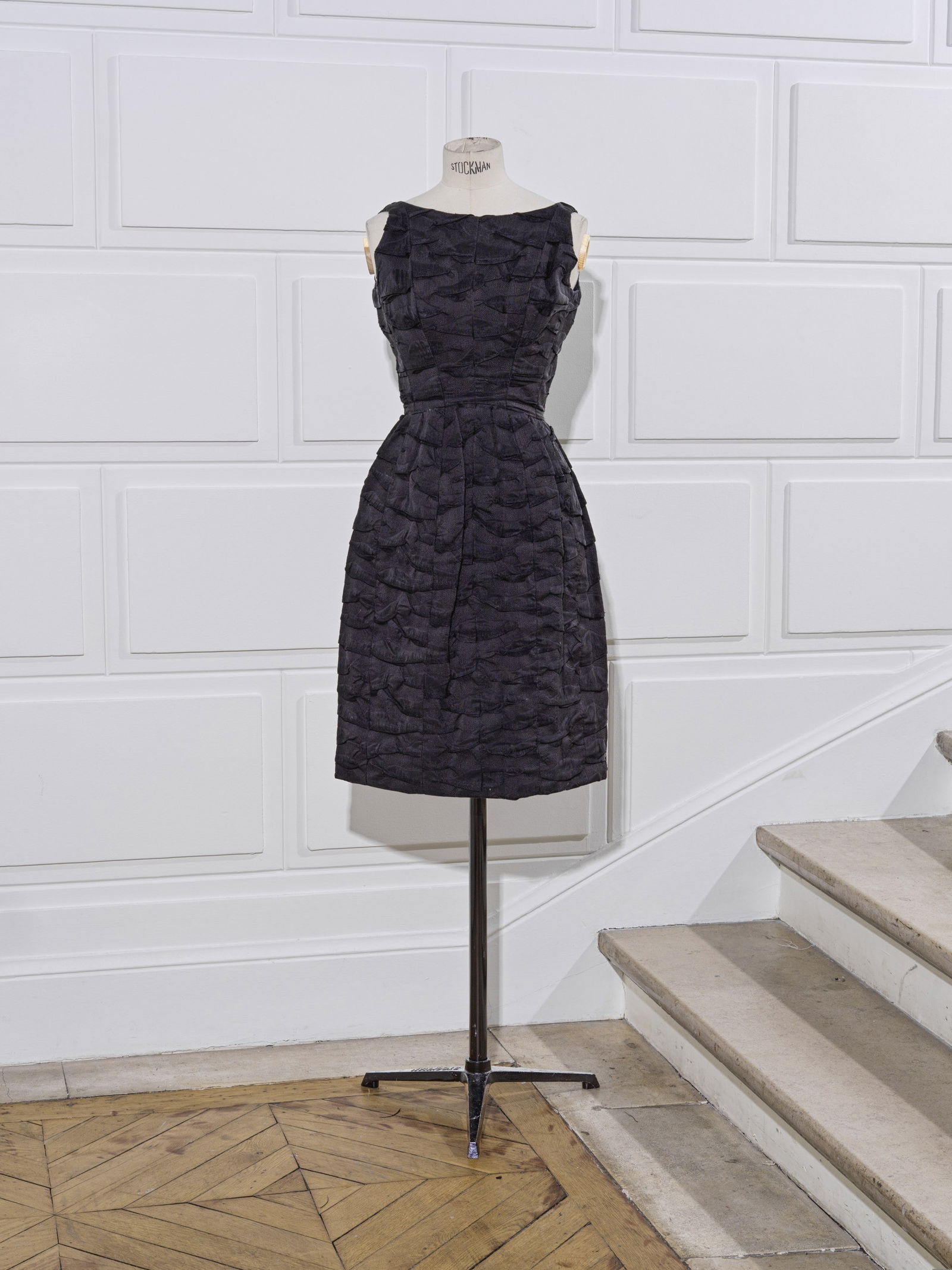 GIVENCHY, collection Haute Couture, Automne-Hiver 1962. Ensemble de cocktail en toile de laine e...: GIVENCHY, collection Haute Couture, Automne-Hiver 1962. Ensemble de cocktail en toile de laine et coton façonnée noire. Création: Hubert de GIVENCHY. Robe à encolure bateau sur pet