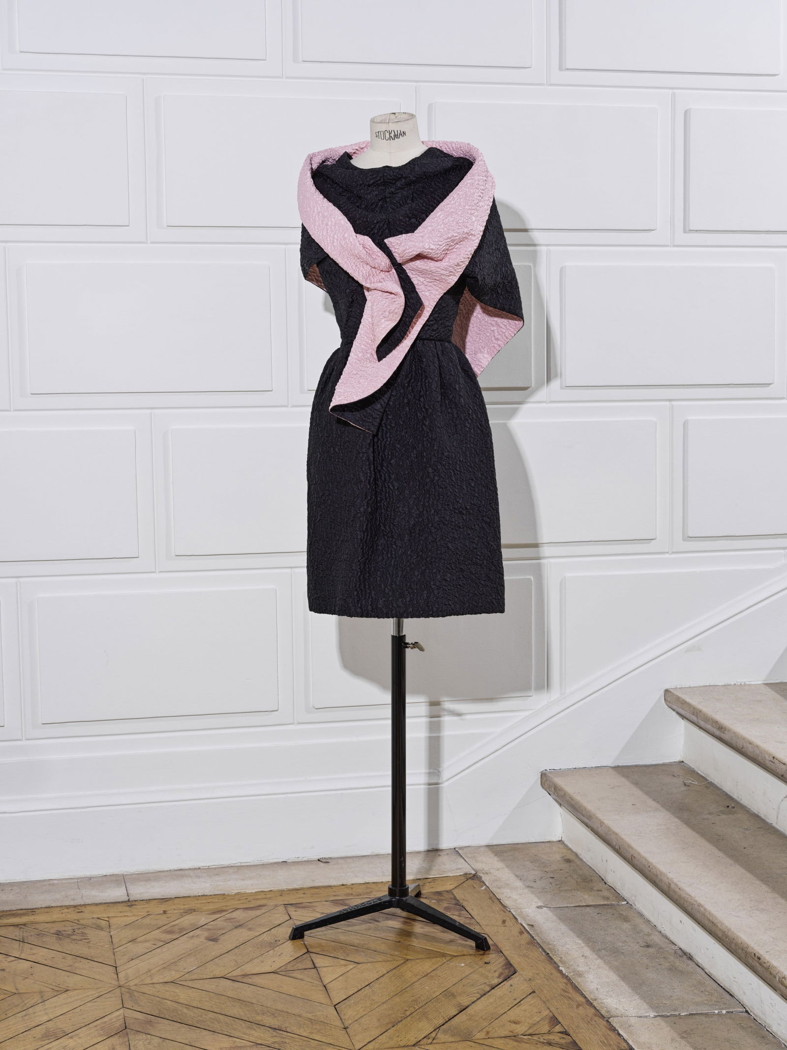 Yves SAINT LAURENT, Collection Haute Couture, Automne-Hiver 1965. Robe de cocktail en soie cloqu...: Yves SAINT LAURENT, Collection Haute Couture, Automne-Hiver 1965. Robe de cocktail en soie cloquée noire et rose. A large décolleté sur dos nu ouvert souligné d'un noeud, sans manc