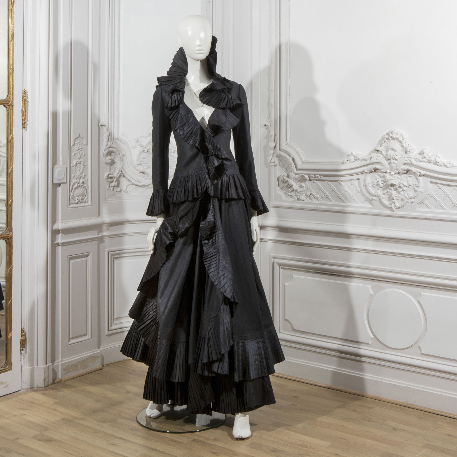 Louis FERAUD, collection Haute Couture, Automne-Hiver 1980. Ensemble du soir en flanelle anthrac... (1 of 1)