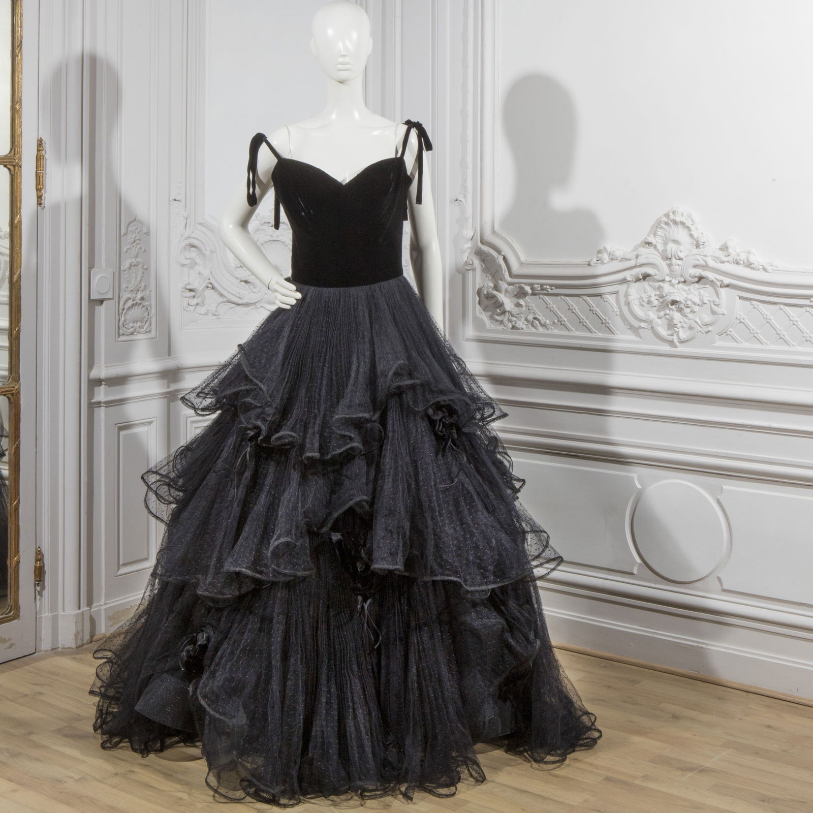 VALENTINO, Collection Haute Couture, Automne-Hiver 1995. Robe grand soir en tulle et velours noi... (1 of 1)
