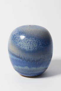 ANTONIO LAMPECCO (1932-2019) Vase soliflore en grès émaillé: ANTONIO LAMPECCO (1932-2019) Vase soliflore en grès émaillé De couleur bleue nuancée. Monogrammé. Geglazuurde steengoed soliflore vaas in blauw gearceerd. Gemonogrammeerd. Gla