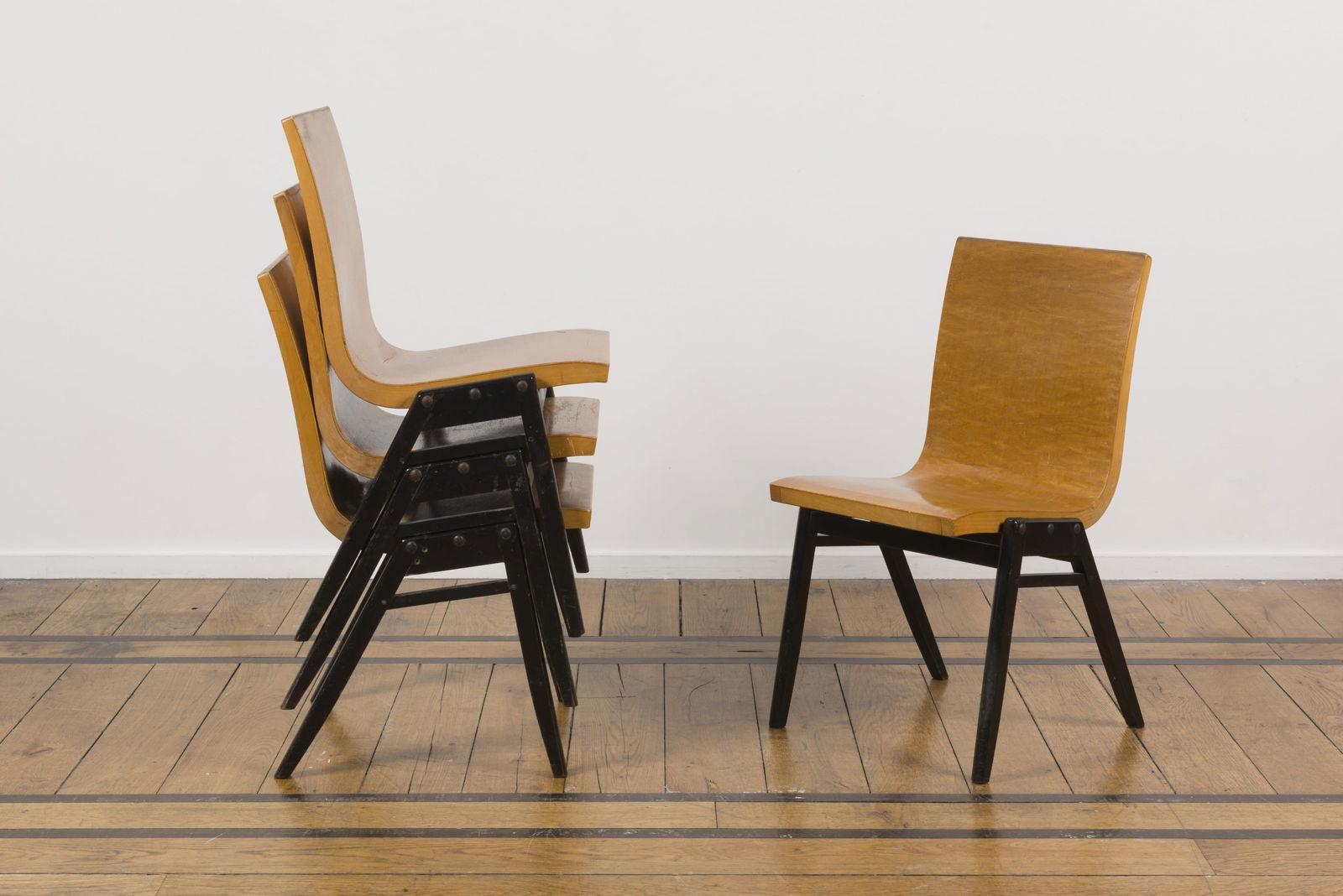 ROLAND RAINER (1910-2004) Suite de quatre chaises empilables en bois et contreplaqué cintr&...: ROLAND RAINER (1910-2004) Suite de quatre chaises empilables en bois et contreplaqué cintré, circa 1952 Suite van vier stapelstoelen van hout en gebogen multiplex, circa 1952. Suite of four