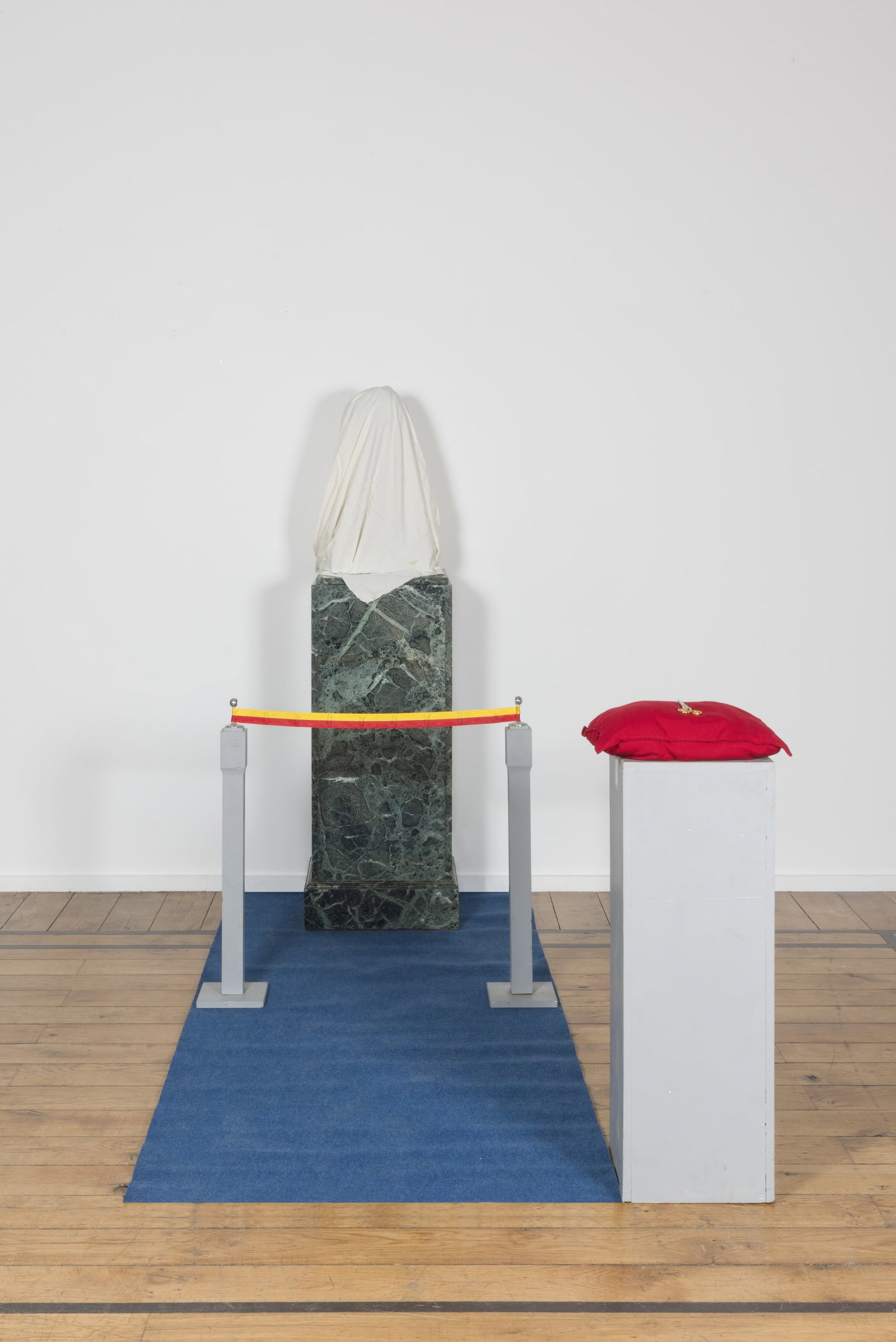 GUILLAUME BIJL (born 1946) L'inauguration, composition trouvée: GUILLAUME BIJL (born 1946) L'inauguration, composition trouvée 1988 Oeuvre en trois dimensions Installation comprenant un tapis, un socle en marbre, un coussin, des ciseau, une tête en pl