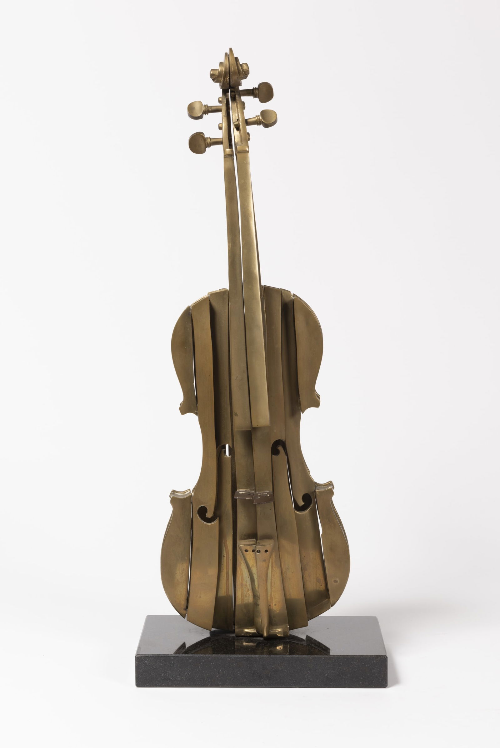 FERNANDEZ ARMAN (1928-2005) Pizzicato omaggio a Boccioni: FERNANDEZ ARMAN (1928-2005) Pizzicato omaggio a Boccioni 1977 Signé et numéroté A.P.9 Bronze sur base en marbre Getekend en genummerd A.P.9 Brons op marmeren voetstuk Signed and nu