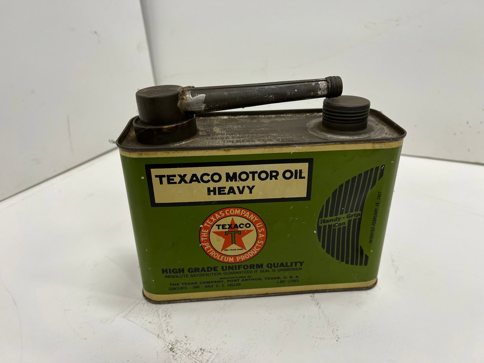 A Texaco Motor Oil Half-Gallon Handy Grip Can: A Texaco Motor Oil Half-Gallon Handy Grip Can Empty can, nice color and graphics throughout, original spout and lid. Lot to be sold without reserve.