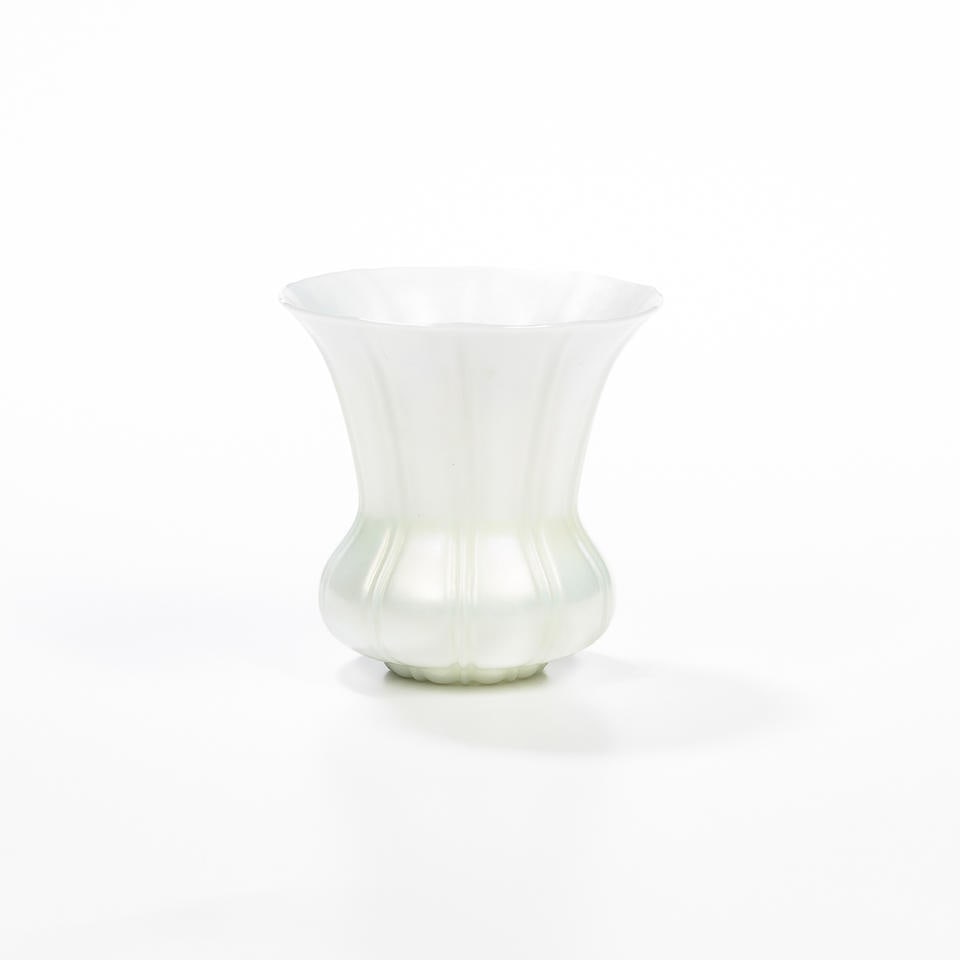 STEUBEN IVRENE GLASS VASE (1 of 1)