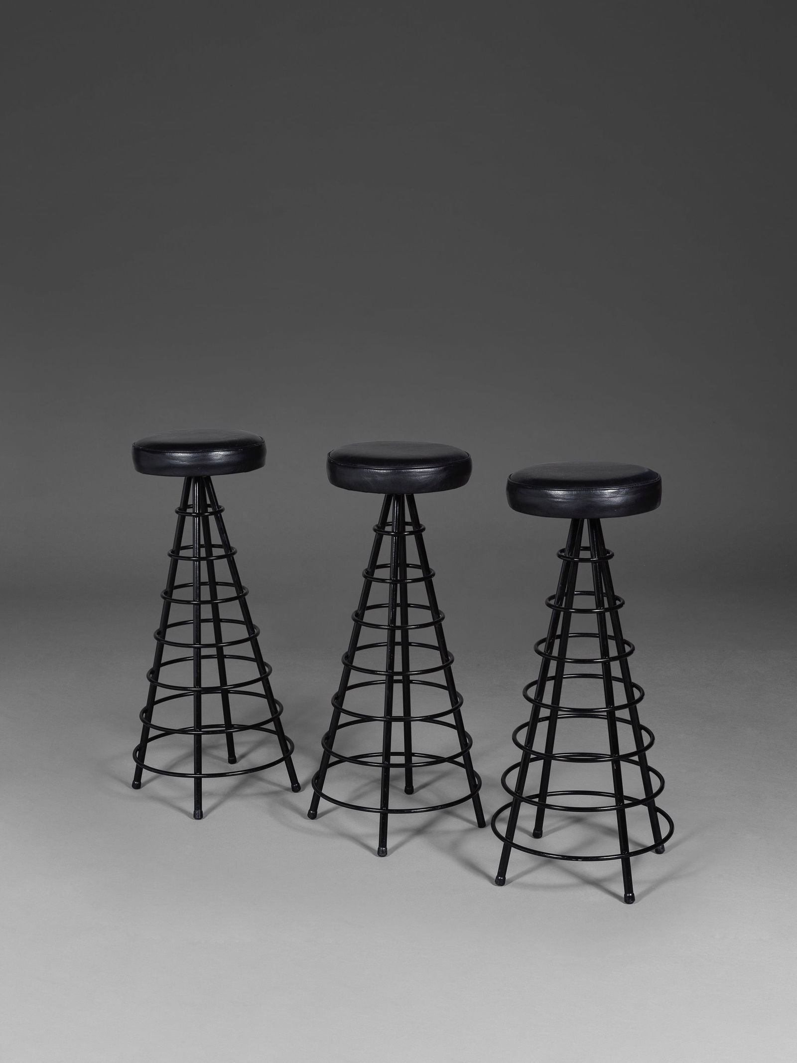 PHILIPPE STARCK (1949) Ensemble de trois prototypes de tabourets de barCirca 1982Réalis...: PHILIPPE STARCK (1949) Ensemble de trois prototypes de tabourets de bar Circa 1982 Réalisés pour l'aménagement de bureaux, projet '27 rue JJ Rousseau, Paris' Métal, cuir et caoutch