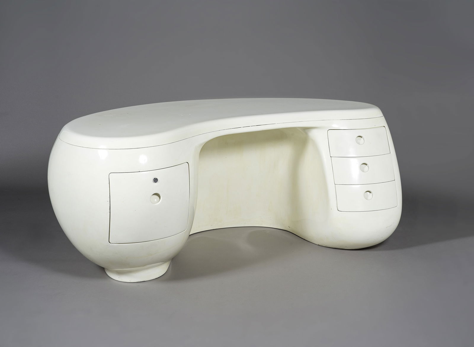 MAURICE CALKA (1921-1999) Bureau BoomerangCréation en 1970Edition Leleu DeshaysMarque moul&...: MAURICE CALKA (1921-1999) Bureau Boomerang Création en 1970 Edition Leleu Deshays Marque moulée 'CREATION M. CALKA EDITION LELEU DESHAYS' Fibre de verre teinté, métal H: 74cm. (29.