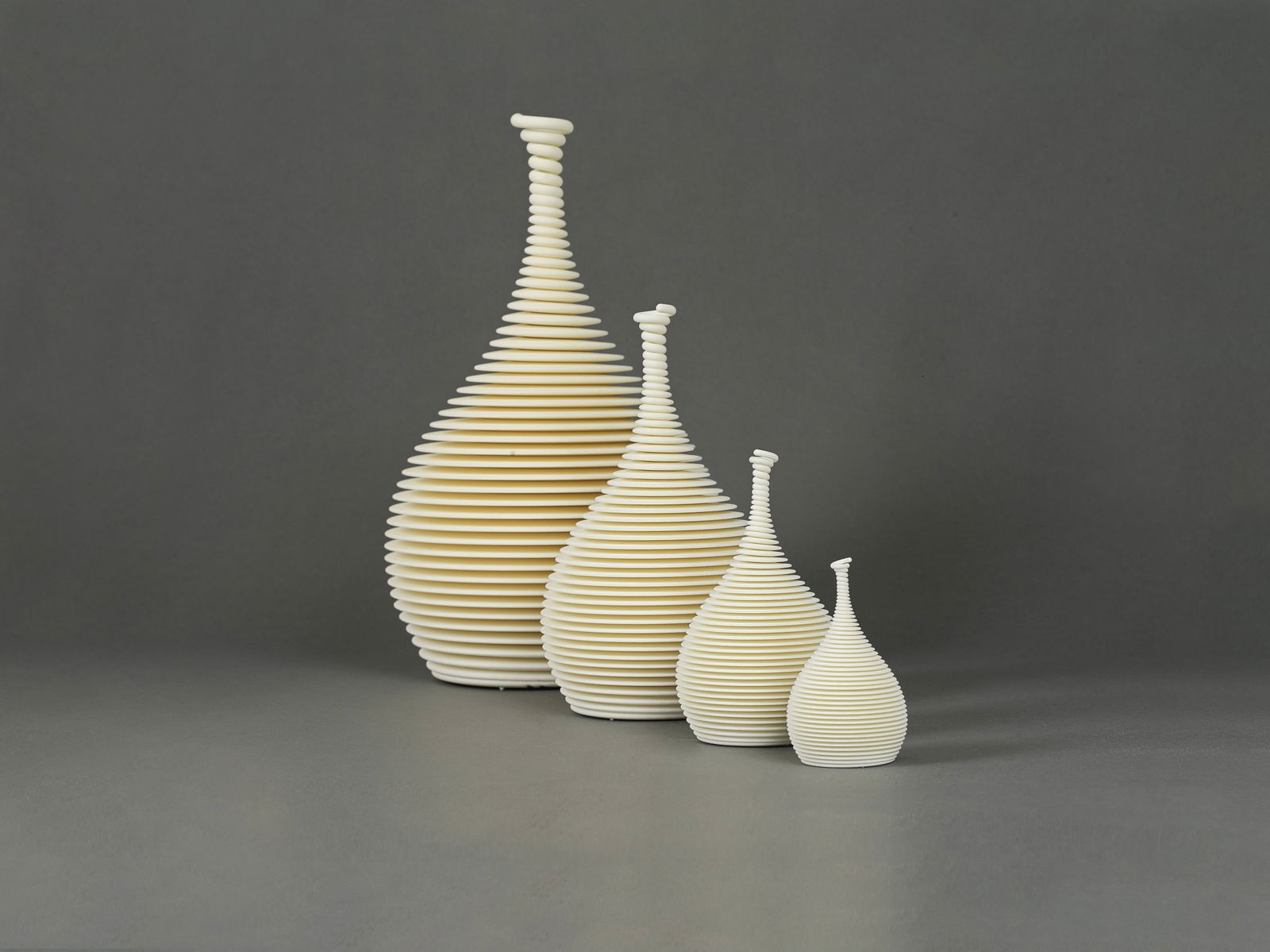 RON ARAD (1951) Ensemble de quatre vases emboîtables 4 to Tango2012Signé et numér...: RON ARAD (1951) Ensemble de quatre vases emboîtables 4 to Tango 2012 Signé et numéroté sur l'un 'R.Arad 17/20' Nylon Le plus grand : H: 38,5cm (15.1/8 in.); D: 25cm. (9.7/8in.) A s