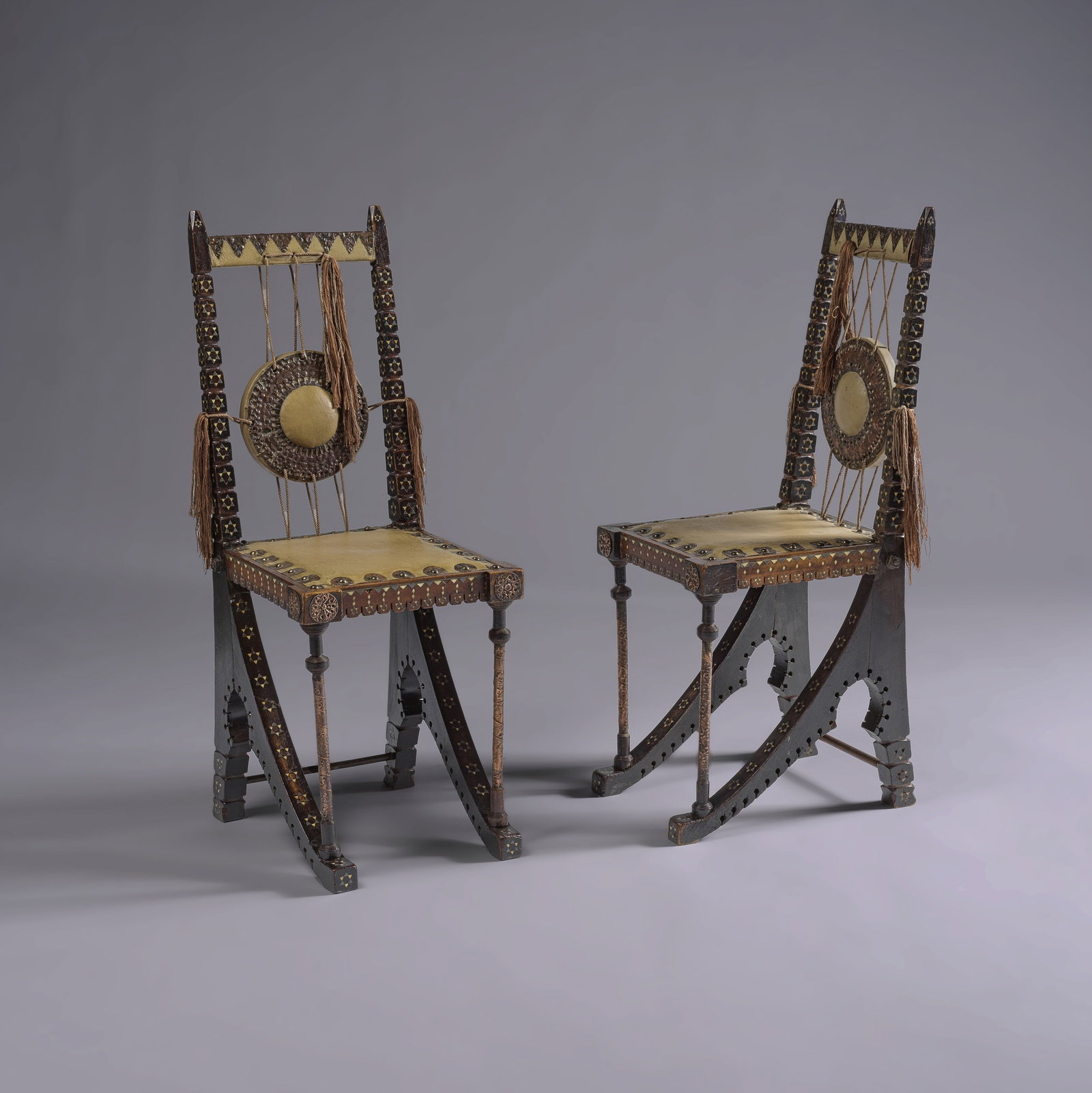 CARLO BUGATTI (1856-1940) Paire de chaisesCirca 1900Bois, cuir, cuivre repoussé, incrustati...: CARLO BUGATTI (1856-1940) Paire de chaises Circa 1900 Bois, cuir, cuivre repoussé, incrustations d'os et d'étain H: 90cm. (35.3/8in.); L: 35cm. (13.3/4in.); P: 46cm. (18.1/8in.) A pair of ch