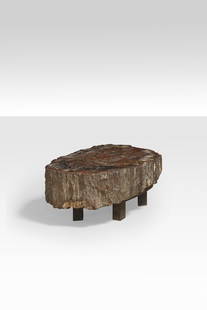 ADO CHALE (born 1928) Rare table basseS&#233;quoia p&#233;trifi&#233; et pi&#232;tement en metal...: ADO CHALE (born 1928) Rare table basse S&#233;quoia p&#233;trifi&#233; et pi&#232;tement en metal. Circa 1977. L'acheteur re&#231;oit un certificat d'authenticit&#233;. Zeldzame salontafel Versteend S