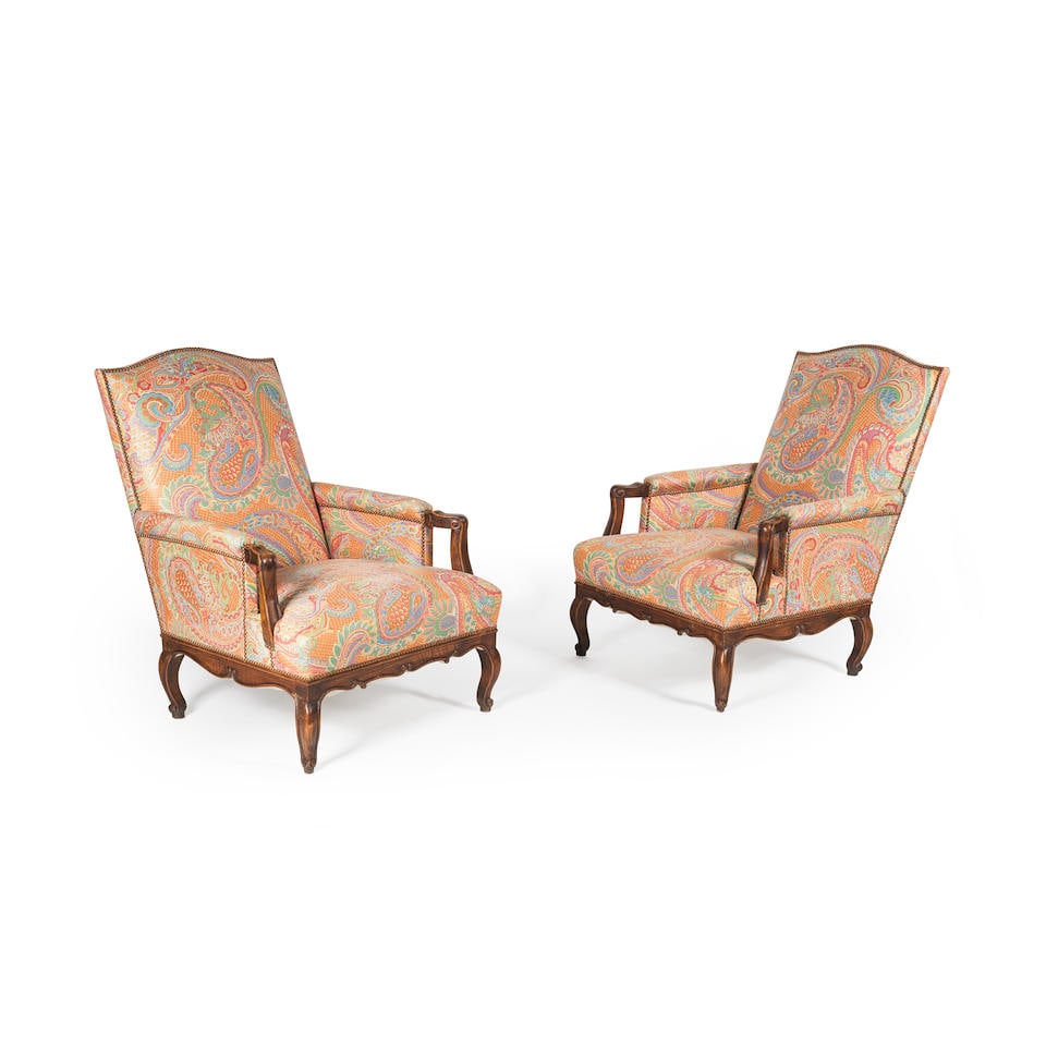 Paire de bergères basses en bois naturel à haut dossier garni, style Louis XV: Paire de bergères basses en bois naturel à haut dossier garni, style Louis XV Accoudoirs sinueux, ceinture mouvementée moulurée et pieds cambrés. H. 105 cm - L. 78 cm - P. 95 