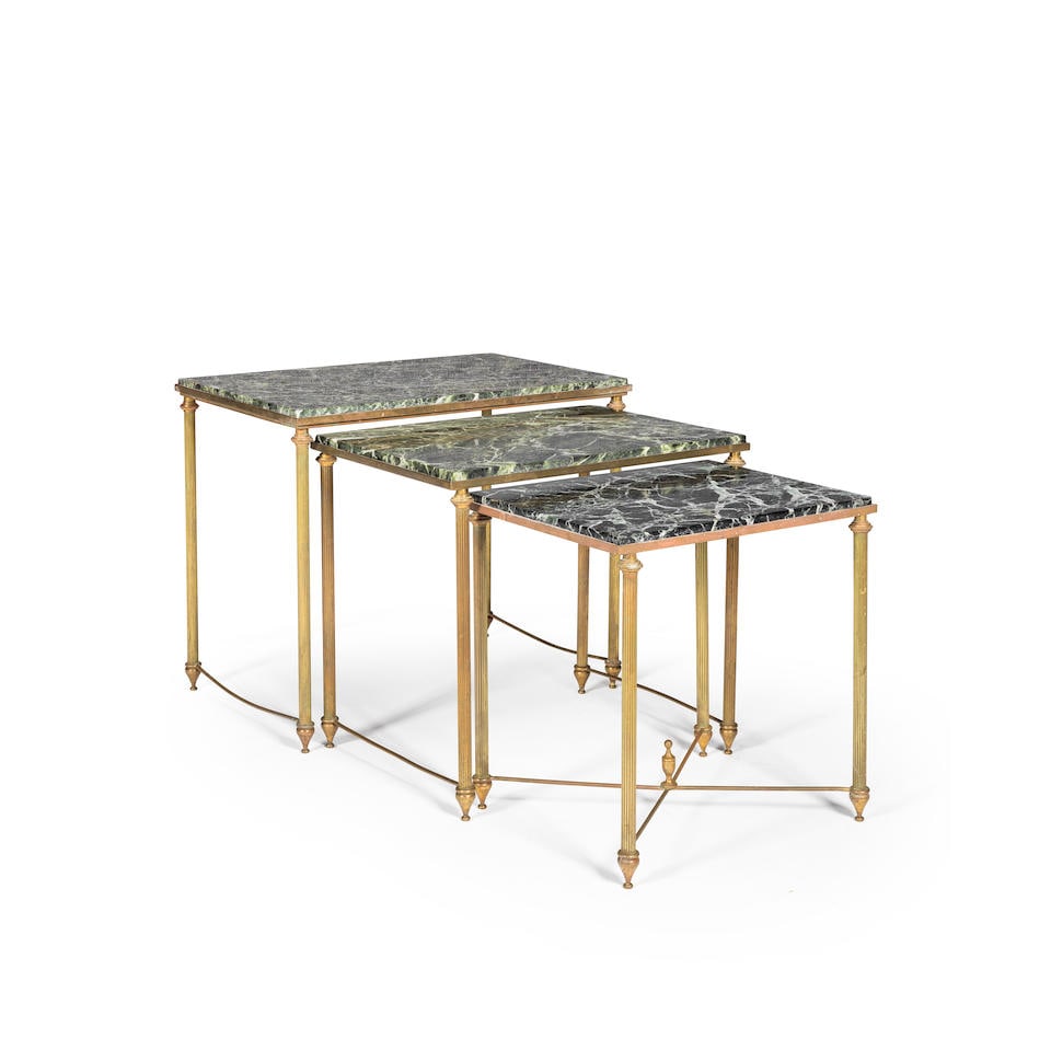 Trois tables gigognes en laiton doré: Trois tables gigognes en laiton doré Les pieds en colonnes cannelées, plateau de marbre vert veiné Ca. 1975 La plus grande : H. 45 cm - L. 36 cm - P. 54 cm Footnotes: Three gilded brass