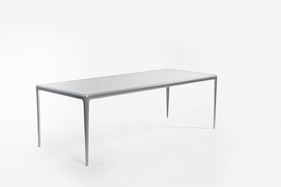 Philippe Starck (né en 1949). Table de salle à manger 'Flat Egg' Aluminium peint argen...: Philippe Starck (né en 1949). Table de salle à manger 'Flat Egg' Aluminium peint argent, plateau en verre dépoli Création en 2001 Ed. Driade Aleph, étiquette de l'éditeur