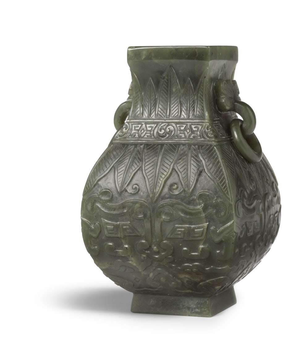 PETIT VASE ARCHAÏSANT EN JADE VERT ÉPINARD SCULPTÉ Époque Qianlong (1736-1795) (1 of 1)