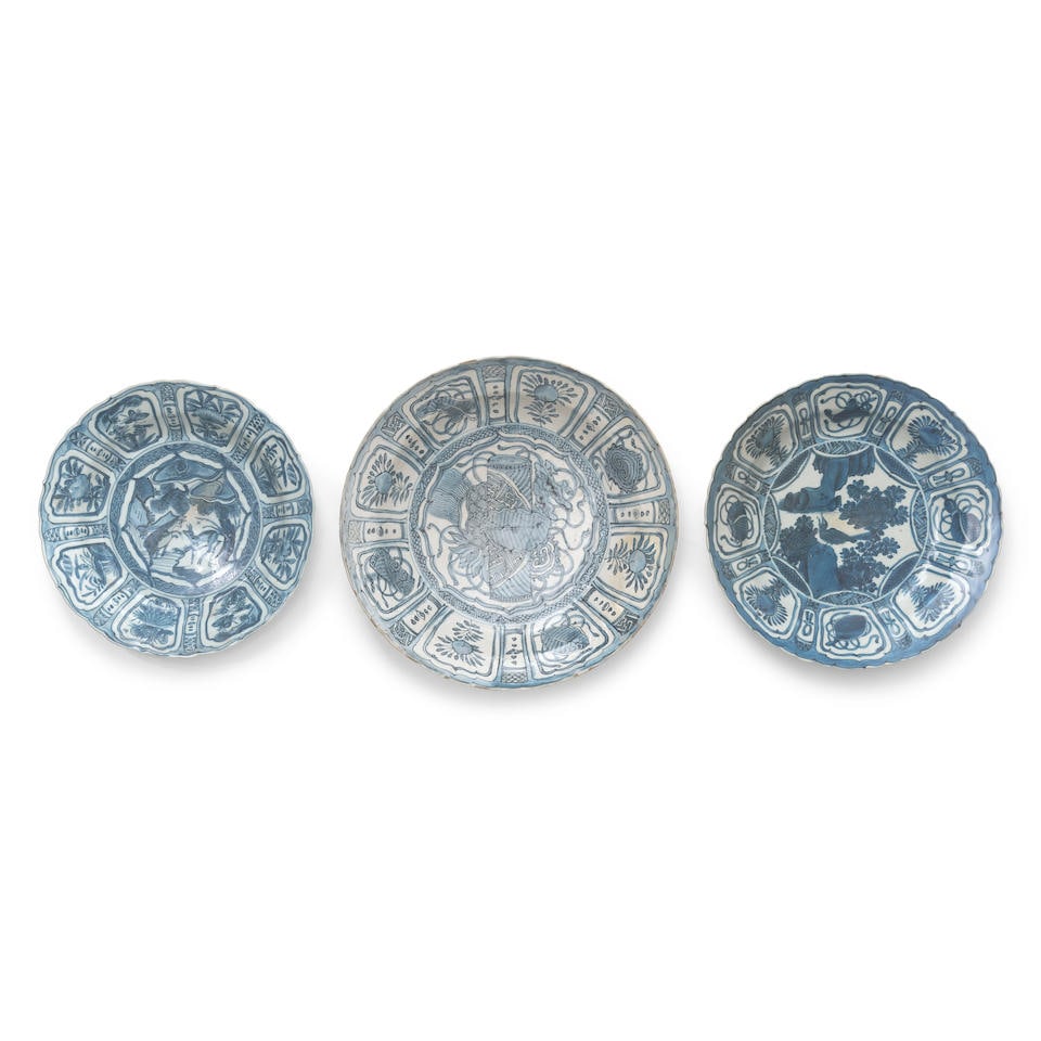 THREE BLUE AND WHITE KRAAK PORCELAIN DISHES Late Ming Dynasty (3): THREE BLUE AND WHITE KRAAK PORCELAIN DISHES Late Ming Dynasty The largest 12 7/8in (32.7cm) diam (3). Footnotes: Please note this Lot is to be sold at No Reserve. 本拍品不š