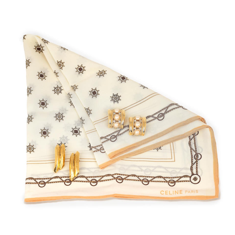 CELINE, UNGARO, GIVENCHY. Gavroche en soie imprimée et trois paires de clips d'oreilles.: CELINE, UNGARO, GIVENCHY. Gavroche en soie imprimée et trois paires de clips d'oreilles. Gavroche imprimé à motif marin dans les tons écru, beiges, et trois paires de clips en m