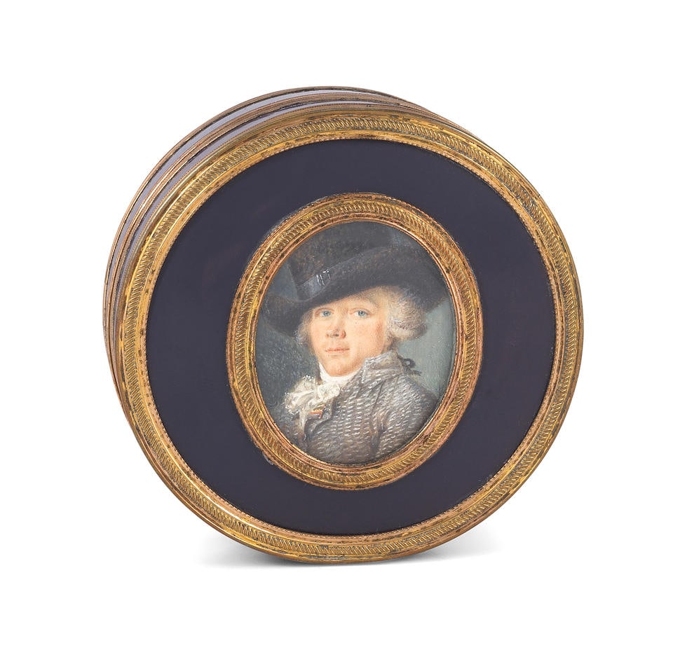 [Ref. No.160] An 18th century French tortoiseshell and gilt metal bonbonniere with a portrait mi...: Boîte en composition violine doublée d'écaille cerclée de métal doré, à miniature sur ivoire figurant un gentilhomme, fin XVIIIe A late 18th century tortoiseshell an