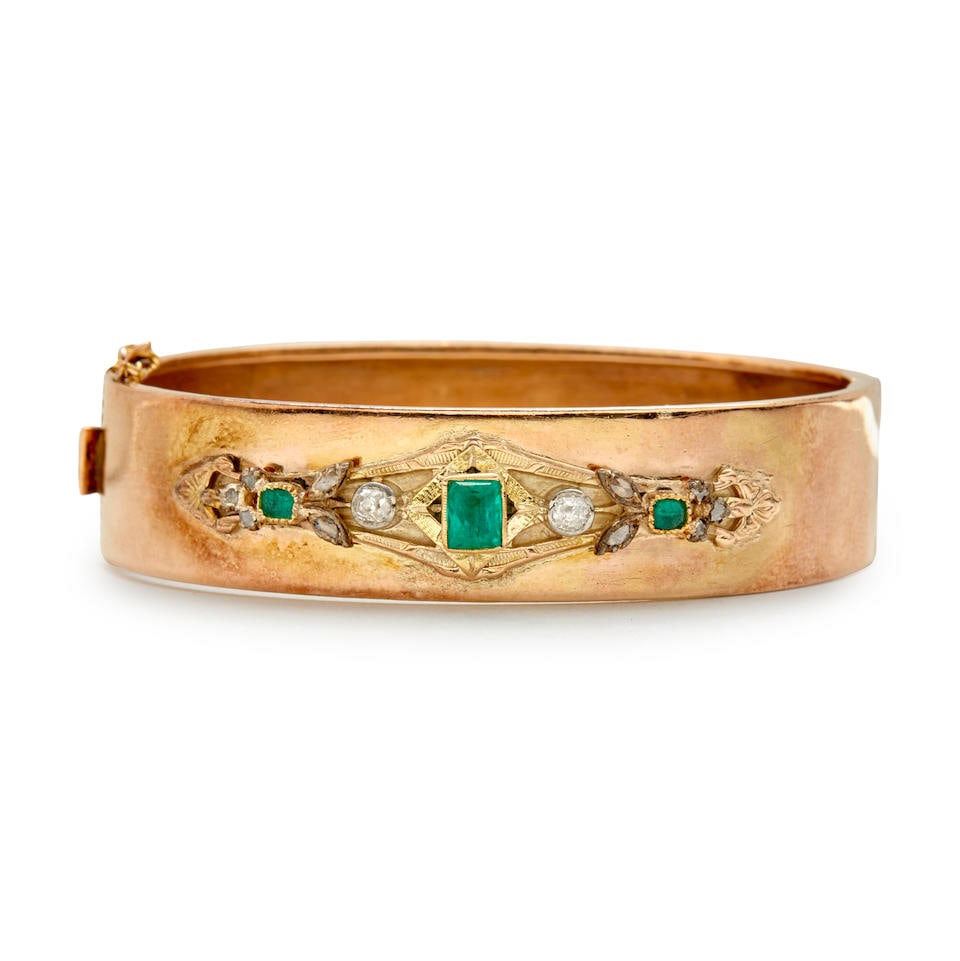 A GOLD, EMERALD, AND DIAMOND BANGLE BRACELET (1 of 2)