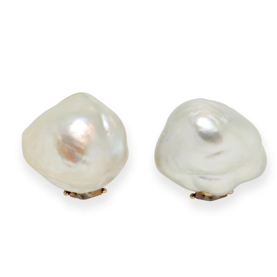 CHRISTOPHER WALLING: A PAIR OF 18K WHITE GOLD AND BAROQUE PEARL EARCLIPS (1 of 2)