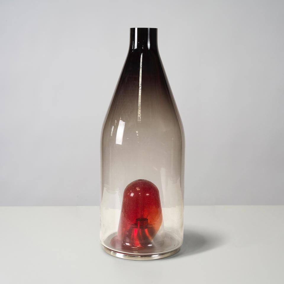 THOMAS SANDELL (1959) Lampe à poser Flaska: THOMAS SANDELL (1959) Lampe à poser Flaska Création en 2009 Edition Leucos Etiquette de l'éditeur Verre de Murano et aluminum brossé H: 72 cm. (28.1/4in.); D: 26 cm. (10.1/4in.) A