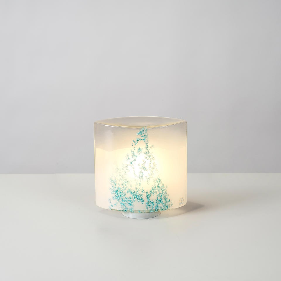 ROSANNA TOSO (1941-2001) Lampe de table Idra: ROSANNA TOSO (1941-2001) Lampe de table Idra Création en 1972 Edition Leucos Verre de Murano et acier laqué H: 27 cm. (10.5/8in.); L: 26 cm. (10.1/4in.); P: 13 cm. (5.1/8in.) An 'Idra' table