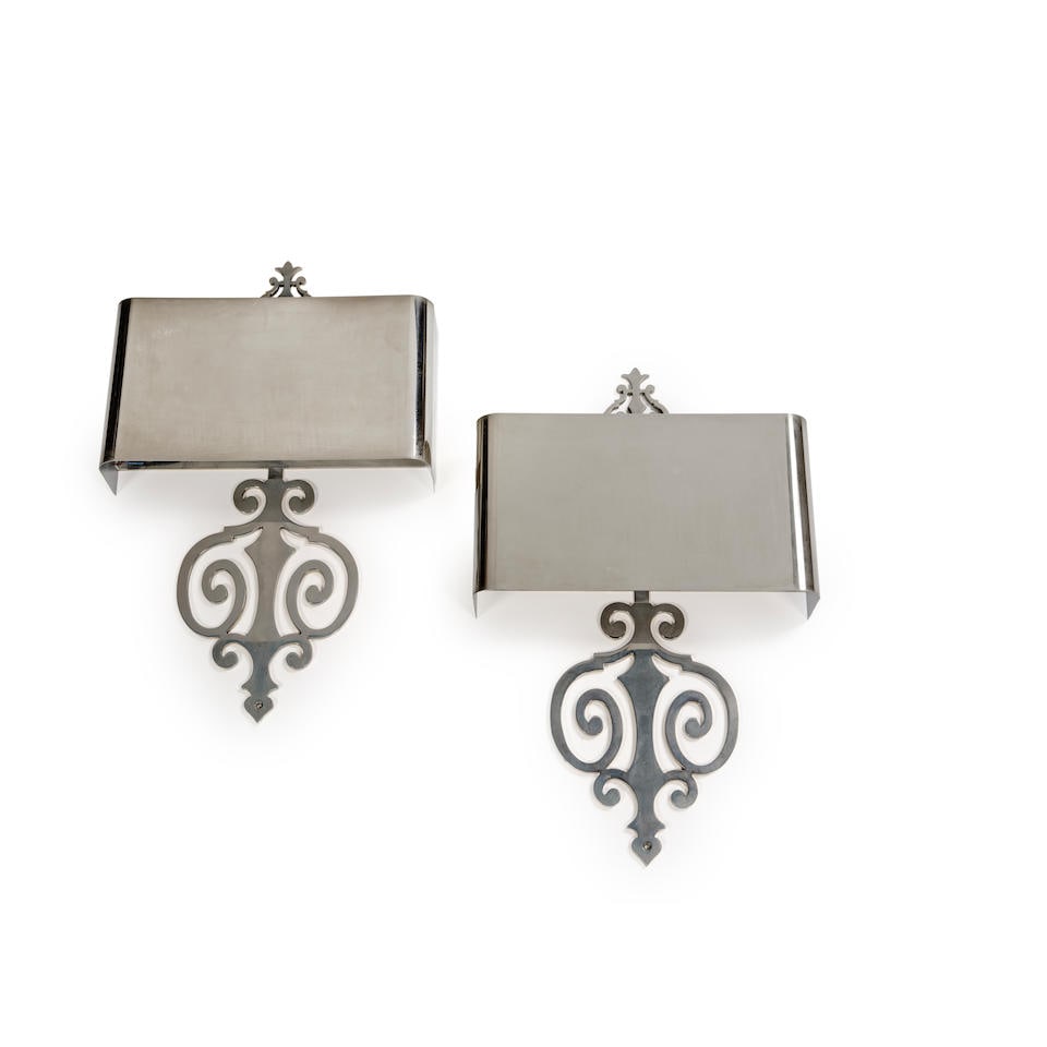 MAISON CHARLES Paire d'appliques Hudson: MAISON CHARLES Paire d'appliques Hudson 2008 Edition du centenaire Acier poli H: 50,7 cm. (20in.); L: 31,8 cm. (12.1/2in.); P: 8 cm. (3.1/8in.) A pair of 'Hudson' sconces in polished steel by Maison C