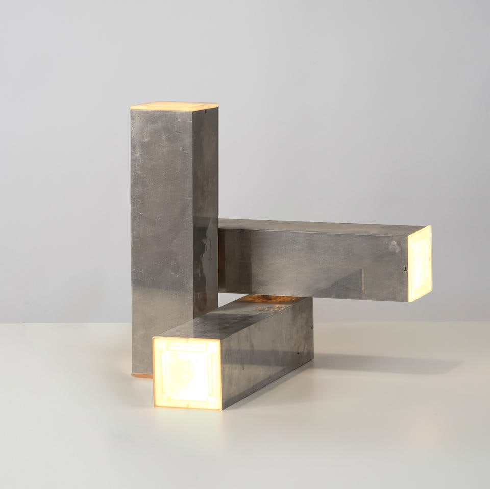 FABRIZIO COCCHIA (1931) & GIANFRANCO FINI (1936) Lampe Ascissa: FABRIZIO COCCHIA (1931) & GIANFRANCO FINI (1936) Lampe Ascissa Création en 1970 Edition New Lamp Aluminium et méthacrylate H: 32,5 cm. (12.3/4in.); L: 32,5 cm. (12.3/4in.); P: 32,5 cm; (12;3