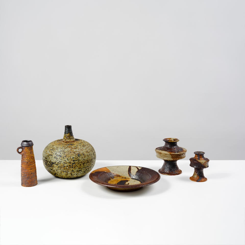 ANNIKKI HOVISAARI (1913-2004) Ensemble de quatre vases et un plat (1 of 5)
