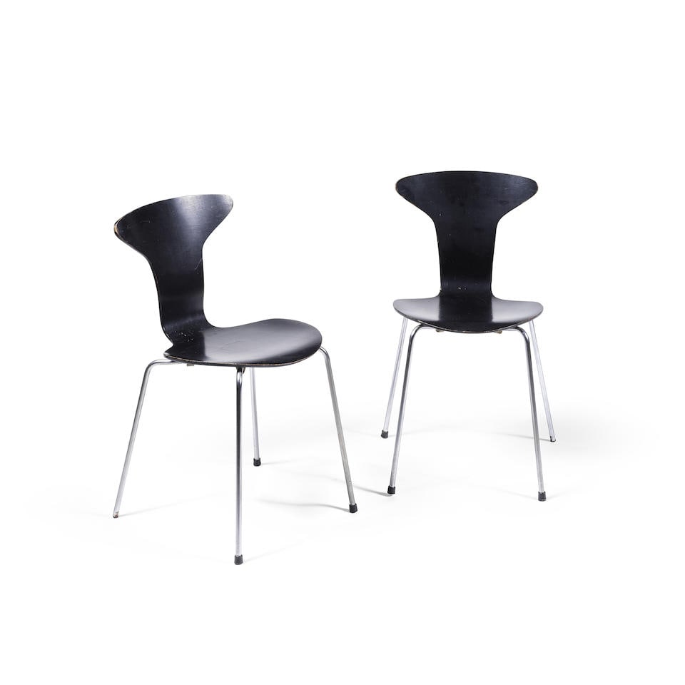 ARNE JACOBSEN (1902-1971) Paire de chaises 3105 dite Munkegaard ou Mug: ARNE JACOBSEN (1902-1971) Paire de chaises 3105 dite Munkegaard ou Mug Création en 1955, exemplaires de 1966 Edition Fritz Hansen Etiquette de l'éditeur Contreplaqué et métal Chacu