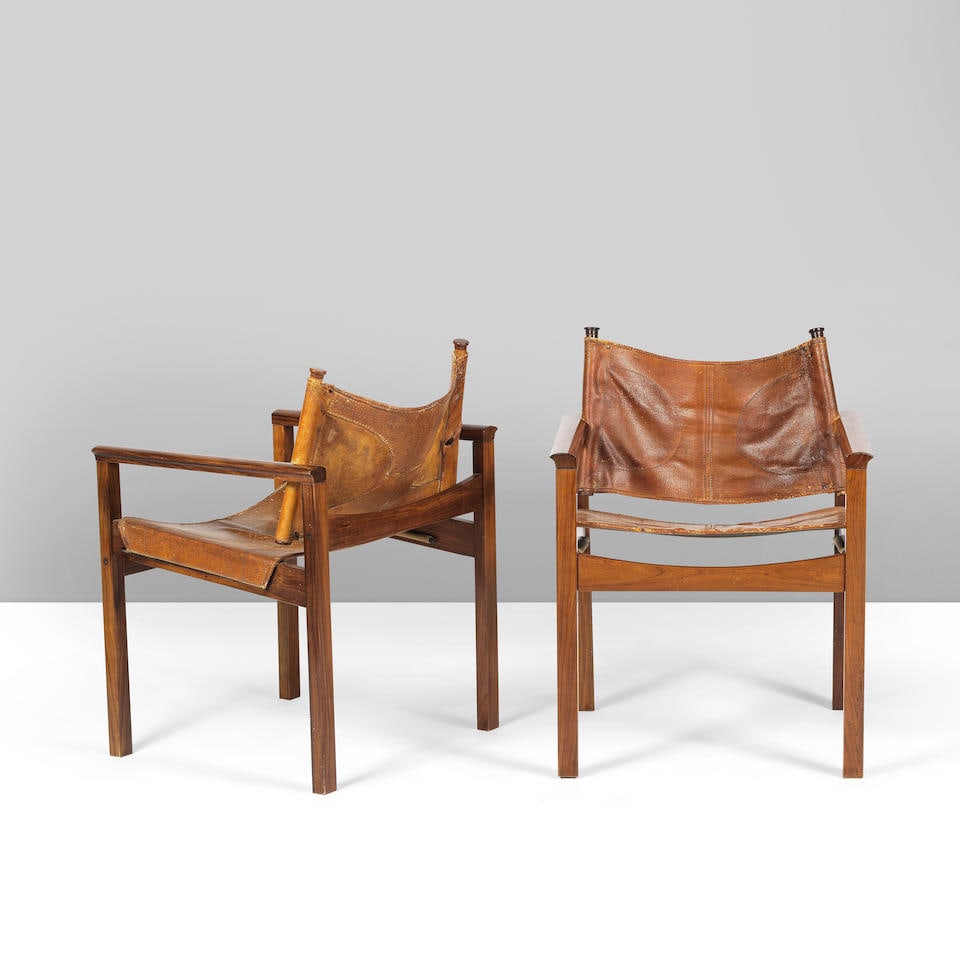 MICHEL ARNOULT (1922-2005) Paire de fauteuils Peg Lev, dit Safari: MICHEL ARNOULT (1922-2005) Paire de fauteuils Peg Lev, dit Safari Création en 1968 Sipo et cuir d'origine H: 76,5 cm. (30.1/8in.); L: 57 cm. (22.3/8in.); P: 52,5 cm. (20.5/8in.) A pair of 'Peg Le