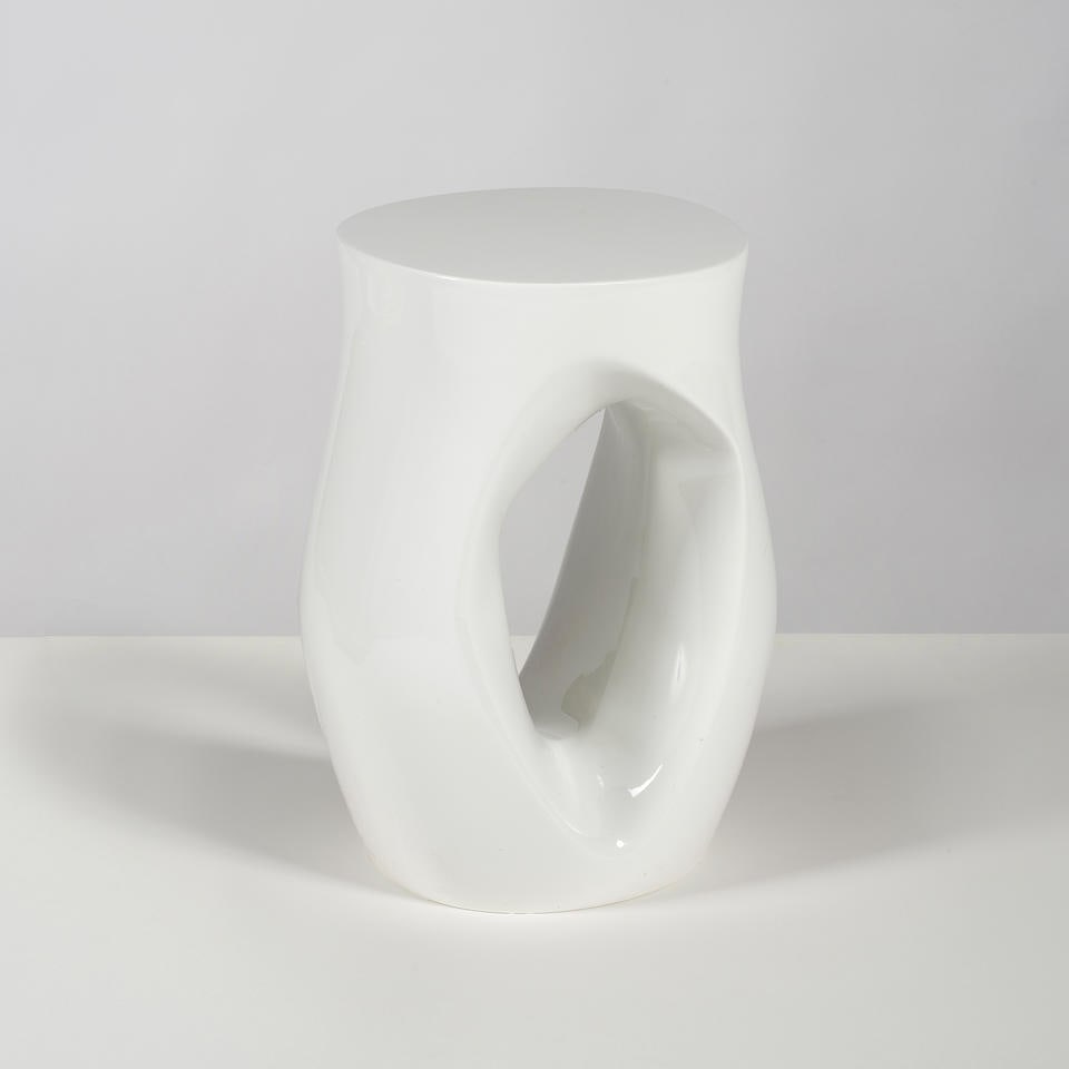 PHILIPPE STARCK (1949) Tabouret: PHILIPPE STARCK (1949) Tabouret Circa 2000 Edition Duravit Résine H: 51 cm. (20in.); L: 39 cm. (15.3/8in.); P: 30 cm. (11.3/4in.) A stool in resin by Philippe Starck circa 2000 and edited by Dura