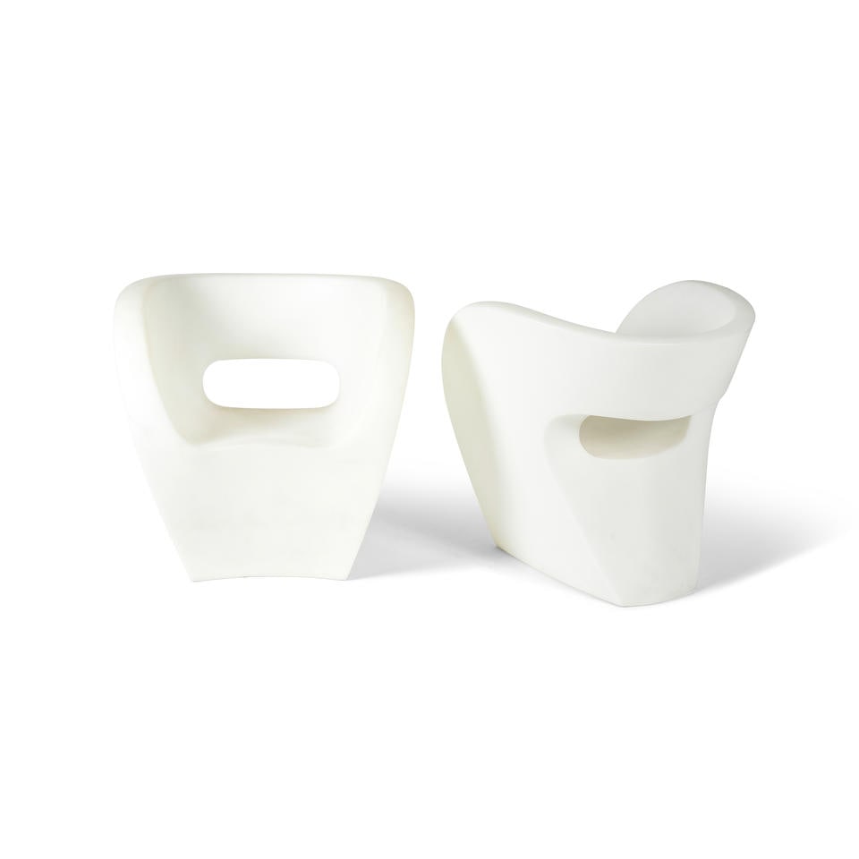 RON ARAD (1951) Paire de fauteuils Little Albert de la série Victoria and Albert: RON ARAD (1951) Paire de fauteuils Little Albert de la série Victoria and Albert Création en 2000 Edition Moroso Marque de l'éditeur Polyéthylène teinté recyclable Chacun