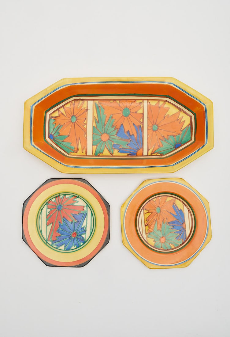 Clarice Cliff (1899-1972) A group of three Clarice Cliff 'Fantasque' plates Dish measuring 29.8 ... (1 of 1)