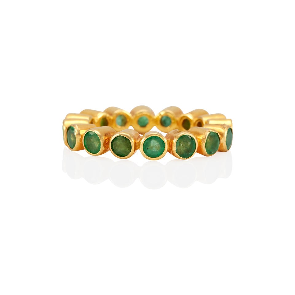 AN 18K GOLD AND EMERALD ETERNITY BAND (1 of 2)