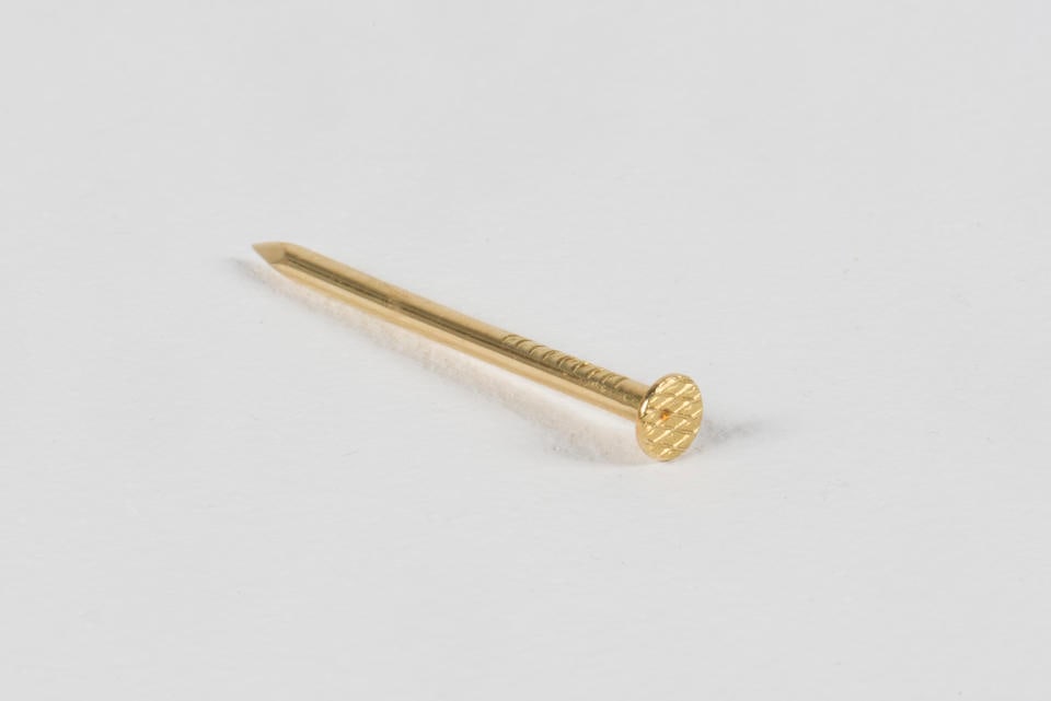 KRIS MARTIN (born 1972) Golden Spike: KRIS MARTIN (born 1972) Golden Spike 2005 Clou en or Gouden nagel Solid gold nail 5 cm Footnotes: Provenance / Herkomst > Sies + Höke, Dusseldorf Collection privée/ privécollectie, Bel