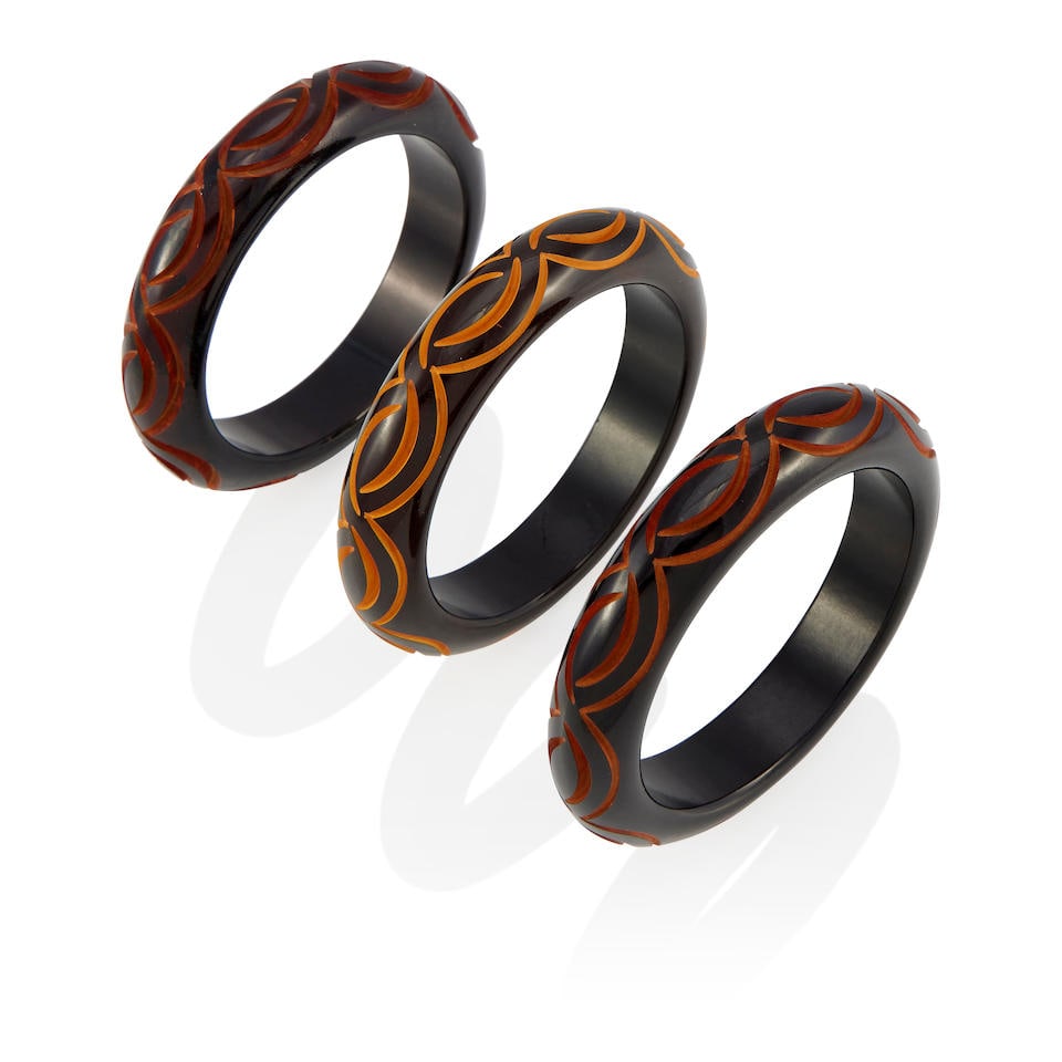 THREE CARVED BAKELITE BANGLE BRACELETS (1 of 3)