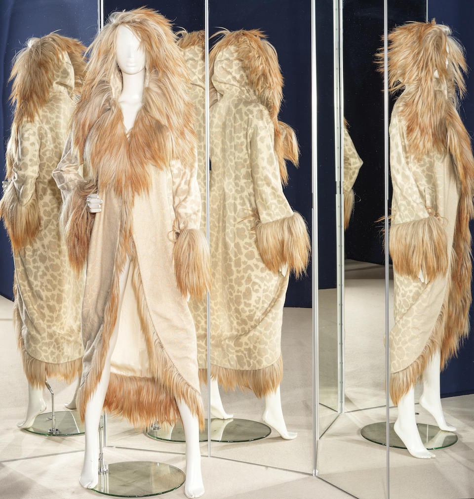 Thierry MUGLER, collection Couture, Automne-Hiver 1995. Manteau à capuche en laine beige, &... (1 of 1)