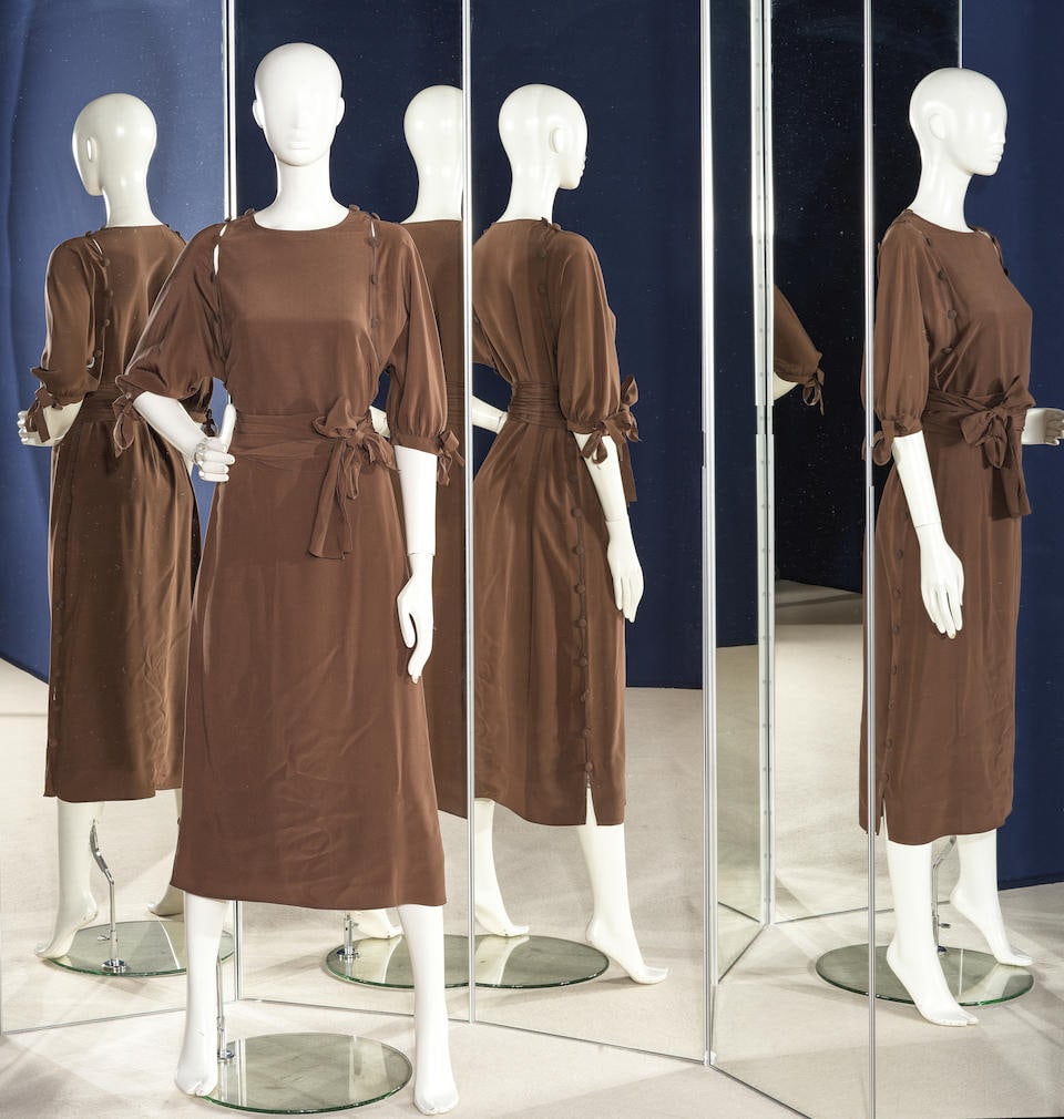 CHLOE, collection Prêt à Porter, circa 1970. Robe avec son fond en soie chocolat. Crea...: CHLOE, collection Prêt à Porter, circa 1970. Robe avec son fond en soie chocolat. Createur: Karl Lagerfeld. Fond de robe à décolleté et bas en dentelle, robe à manches ch