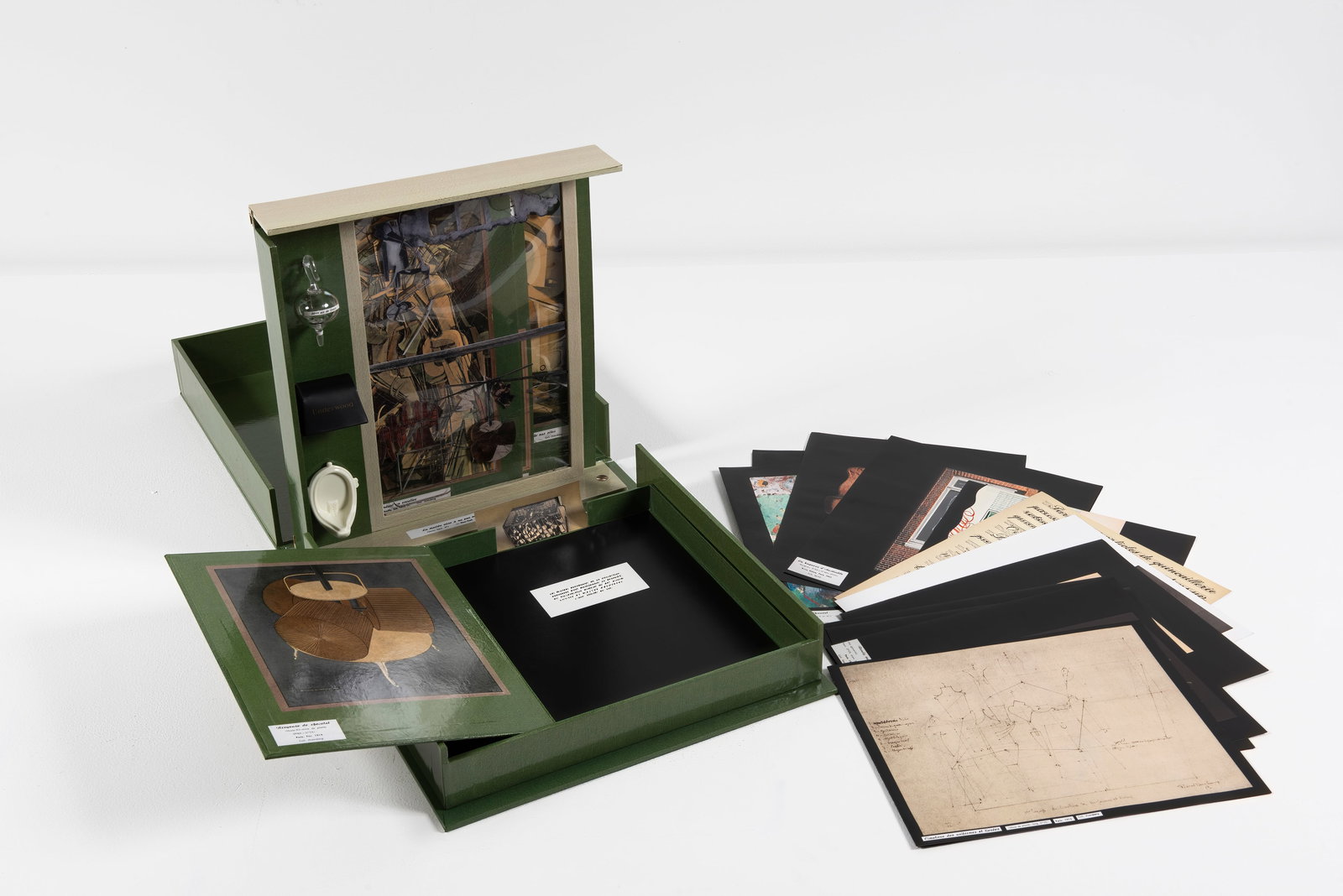 MATHIEU MERCIER (born 1970) Mathieu Mercier, de ou par Marcel Duchamp ou Rrose Selavy de ou pa...: MATHIEU MERCIER (born 1970) Mathieu Mercier, de ou par Marcel Duchamp ou Rrose Selavy de ou par Mathieu Mercier, Boîte en valise, 2016 Facsimilé de l'Edition G 1968 avec glissière con
