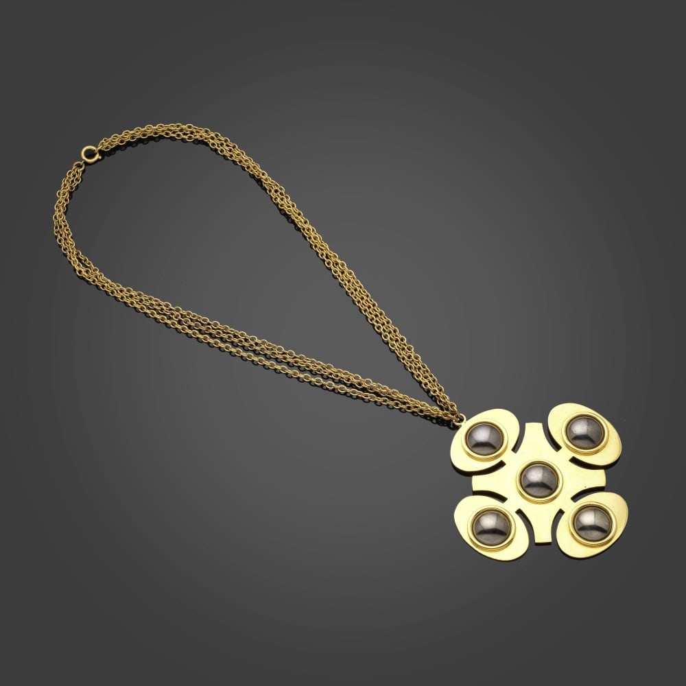 GIVENCHY, circa 1970. Sautoir chaines à pendentif de croix stylisée en métal dor&...: GIVENCHY, circa 1970. Sautoir chaines à pendentif de croix stylisée en métal doré. Pendentif surligné de motifs géométriques, surmonté à ces quartes extr&#