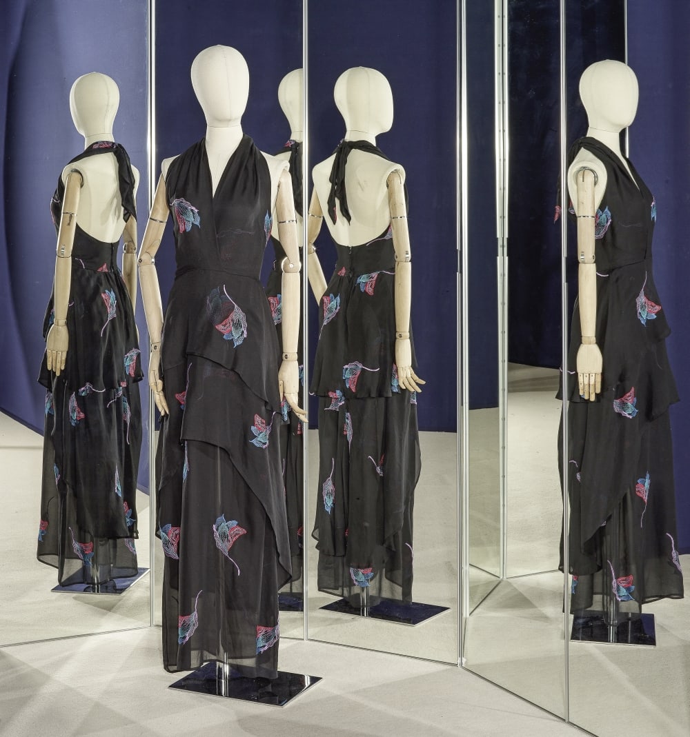 CHLOE, collection Prêt à Porter, circa 1975. Robe du soir en mousseline de soie noire ...: CHLOE, collection Prêt à Porter, circa 1975. Robe du soir en mousseline de soie noire brodée de fleurs. Directeur artistique: Karl Lagerfeld Encolure américaine sur dos nu, buste &