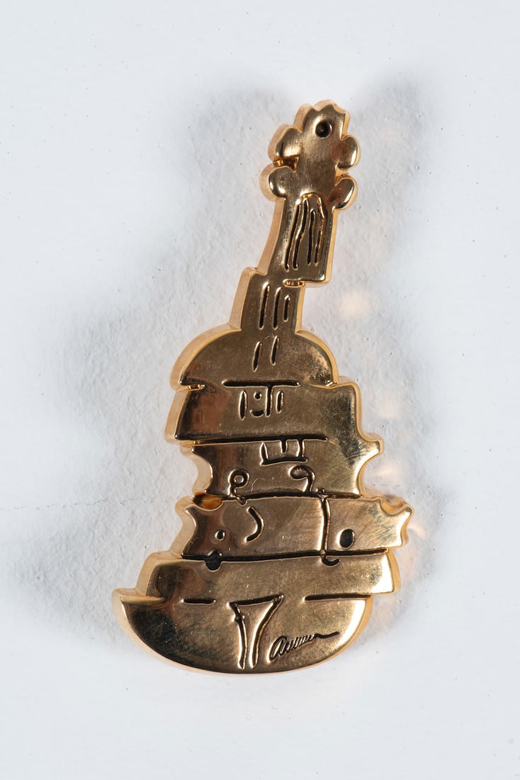 FERNANDEZ ARMAN (1928-2005) Broche Broche/pendentif 'violon découpé' en métal...: FERNANDEZ ARMAN (1928-2005) Broche Broche/pendentif 'violon découpé' en métal doré. Signé dans la broche. Cachet Ed. Arthus Bertrnad, Paris Broche/hanger met uitgesneden vio